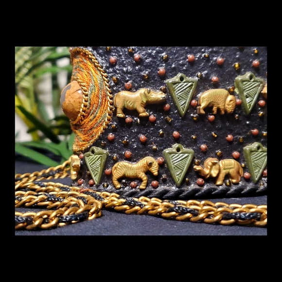 ONE OF A KIND WOODEN PURSE/BOX - Picture 2 of 5